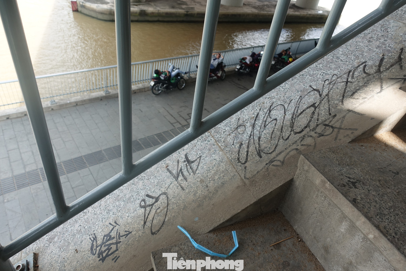 Cầu Ba Son lại bị vẽ bậy chi chít ảnh 4 Cầu Ba Son lại bị vẽ bậy chi chít ảnh 4