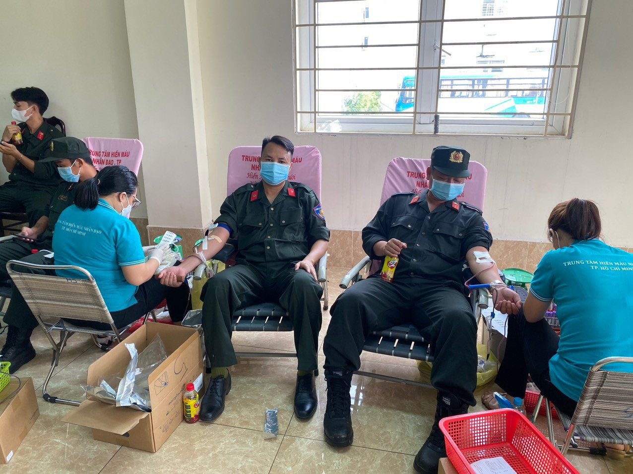 Chương trình hiến máu cũng là dịp để cán bộ chiến sĩ phát huy tinh thần trách nhiệm, tình cảm của người chiến sĩ CAND đối với đất nước, với cộng đồng xã hội, góp sức chung tay vì sức khỏe của nhân dân.