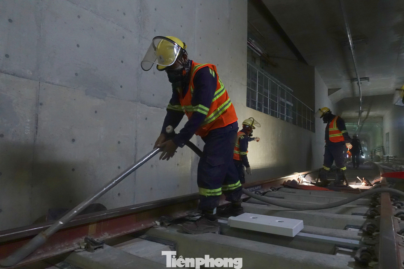 Công nhân thi công tuyến metro số 1 TPHCM. Công nhân thi công tuyến metro số 1 TPHCM.