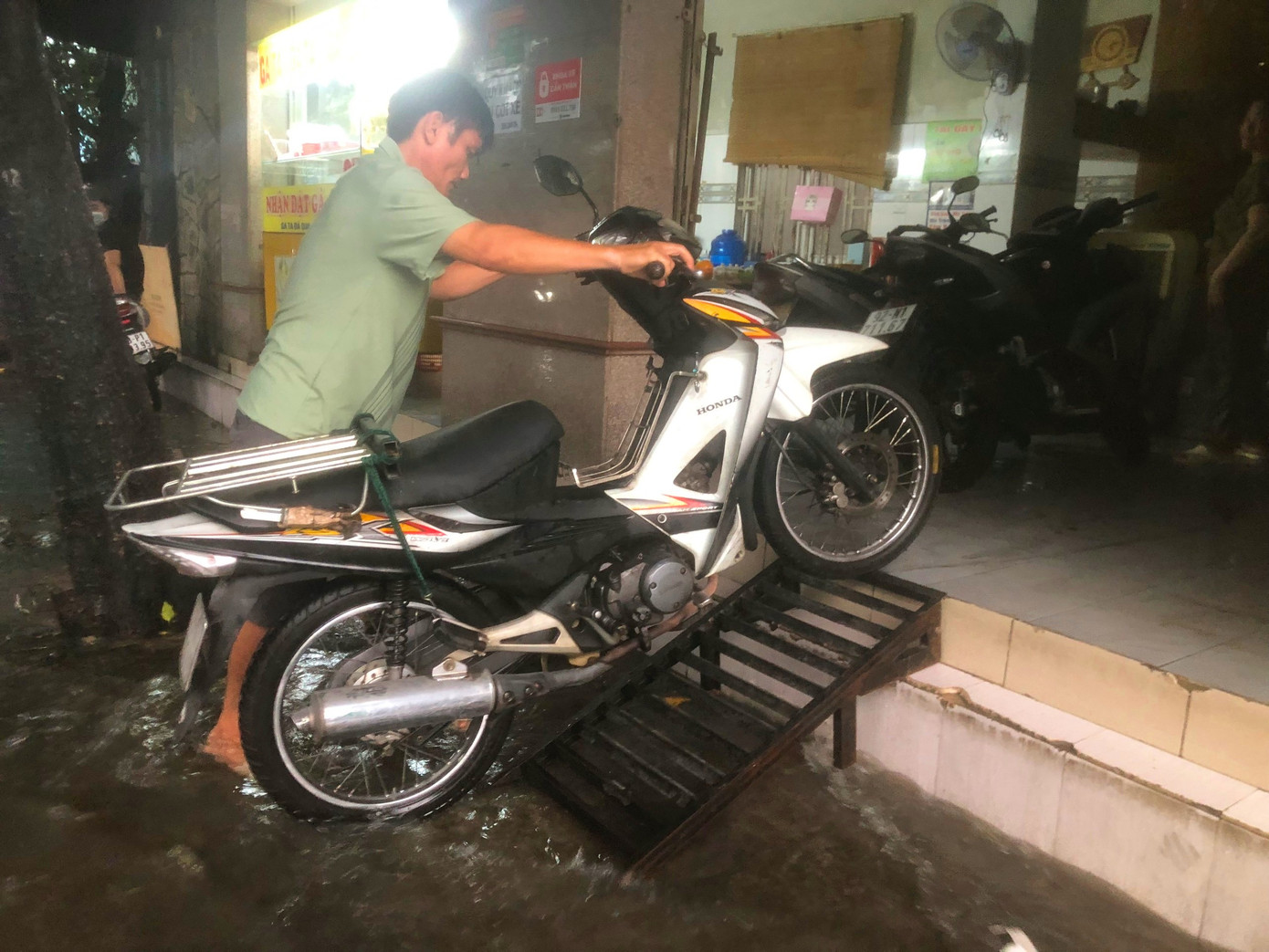 Người dân sinh sống ở đường Dương Văn Cam (TP Thủ Đức) phải chật vật sống với ngập mỗi khi có mưa lớn.