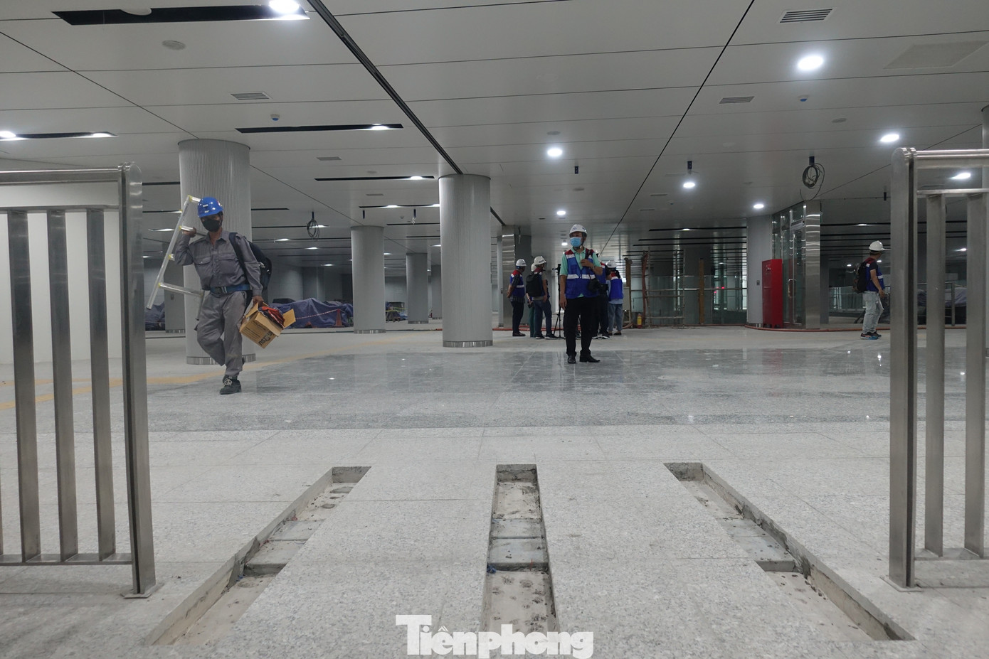 Song song, các nhà thầu cũng đang hoàn thiện sàn, trần nhà, cột, lắp đặt cửa chắn ke ga, máy soát vé,... Ảnh: Vị trí sẽ triển khai lắp đặt cổng soát vé tự động. Song song, các nhà thầu cũng đang hoàn thiện sàn, trần nhà, cột, lắp đặt cửa chắn ke ga, máy soát vé,... Ảnh: Vị trí sẽ triển khai lắp đặt cổng soát vé tự động.