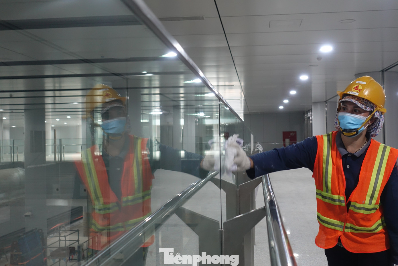 Công nhân tiến hành lau dọn kính ở tầng B1 ga ngầm Bến Thành. Công nhân tiến hành lau dọn kính ở tầng B1 ga ngầm Bến Thành.