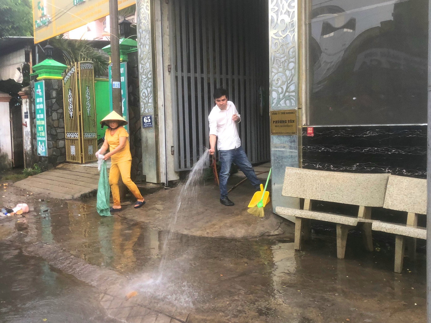 Người dân khu vực quét dọn, vệ sinh nhà sau khi nước rút.