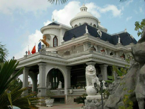 Những biệt thự kiến trúc 'lạ' của đại gia Việt gây xôn xao ảnh 4