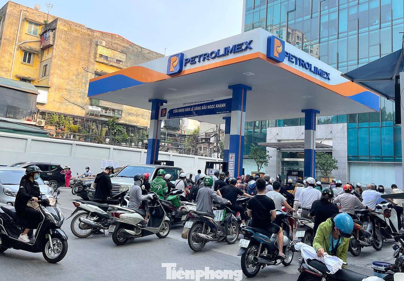 Cửa hàng xăng dầu Ngọc Khánh người dân cũng phải chờ đợi rất lâu mới đến lượt đổ xăng, ảnh chụp lúc 16h chiều ngày 6/11. Ghi nhận của phóng viên trong ngày hôm nay, nhiều cây xăng treo biển, dán thông báo hết xăng và vắng người bán hàng, tình trạng này diễn ra chủ yếu tại các cây xăng tư nhân. Nhiều người chạy khắp nơi mới tìm được chỗ đổ xăng