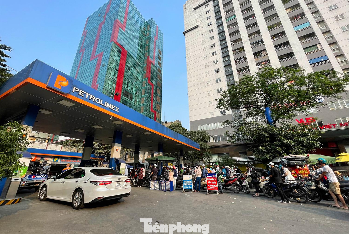 Cảnh xếp hàng ở hầu hết các cây xăng.