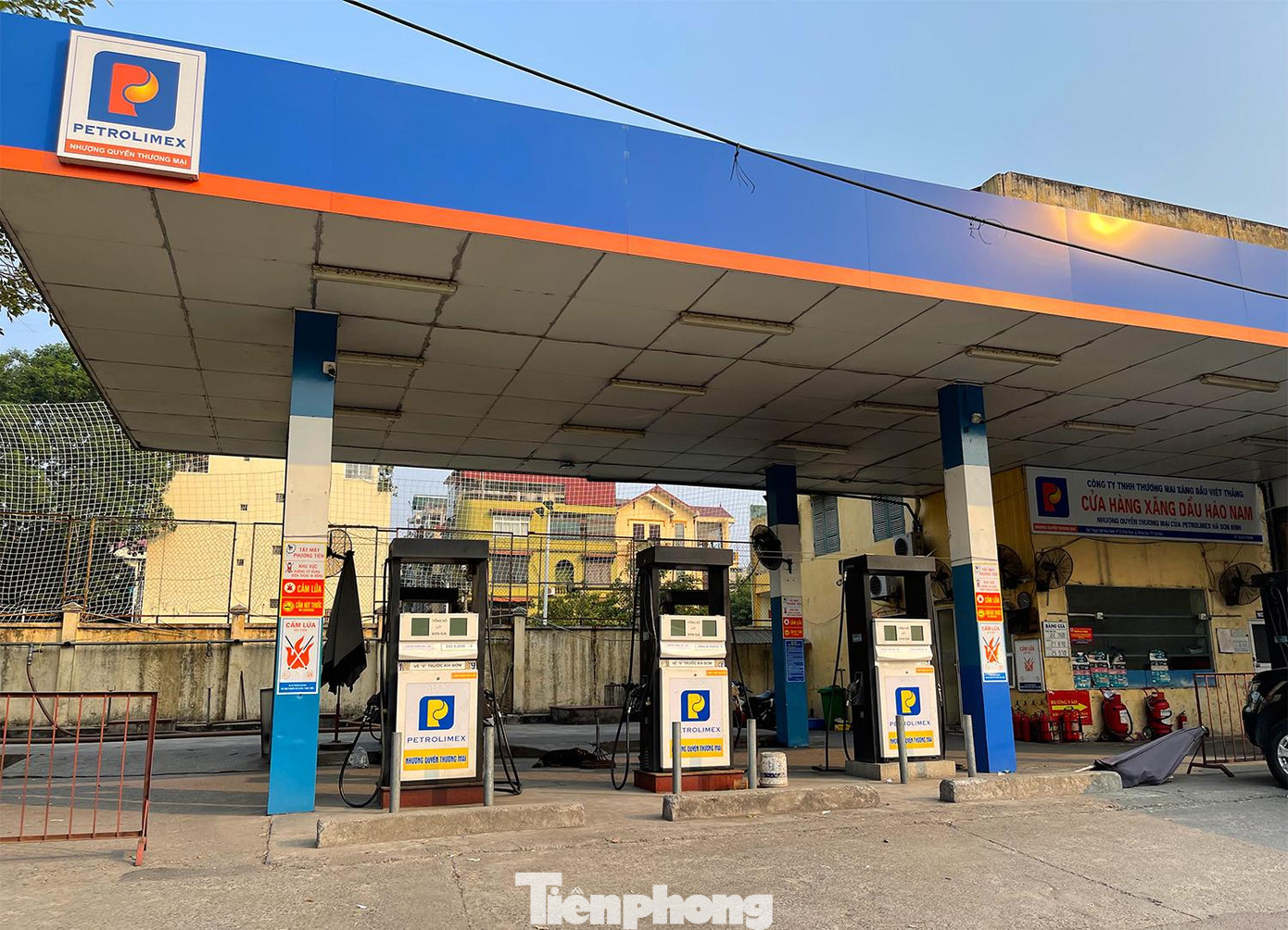 Một số người dân cho rằng, trước đây vào cây xăng nào cũng mua được nhưng bây giờ phải vào cây của Petrolimex mới mua được, các cây khác không mua được vì toàn đóng cửa. Trong ảnh: Cửa hàng xăng dầu Hào Nam, số 1 ngõ 168 Hào Nam đóng cửa vào 15h chiều ngày 6/11.