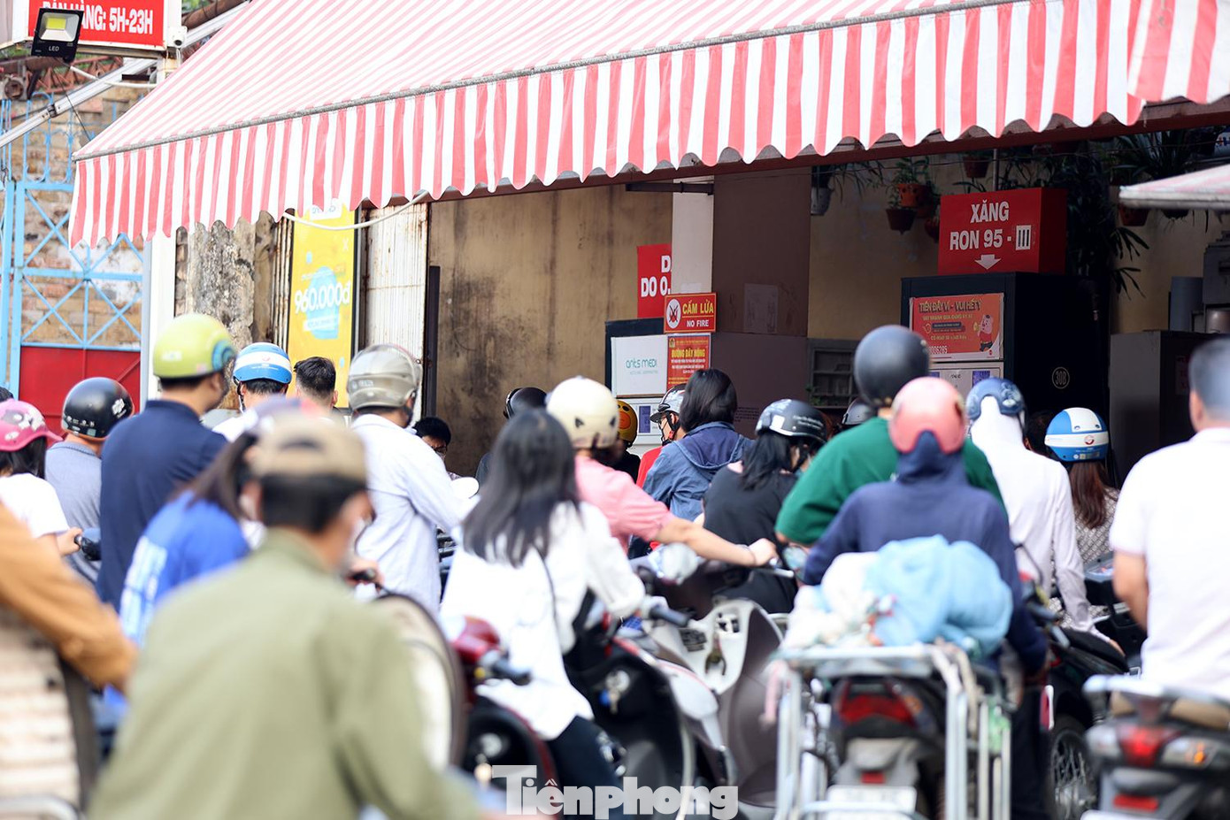 Tại xăng số 1A Láng Hạ, người dân cũng trong tình trạng xếp hàng dài chờ đợi