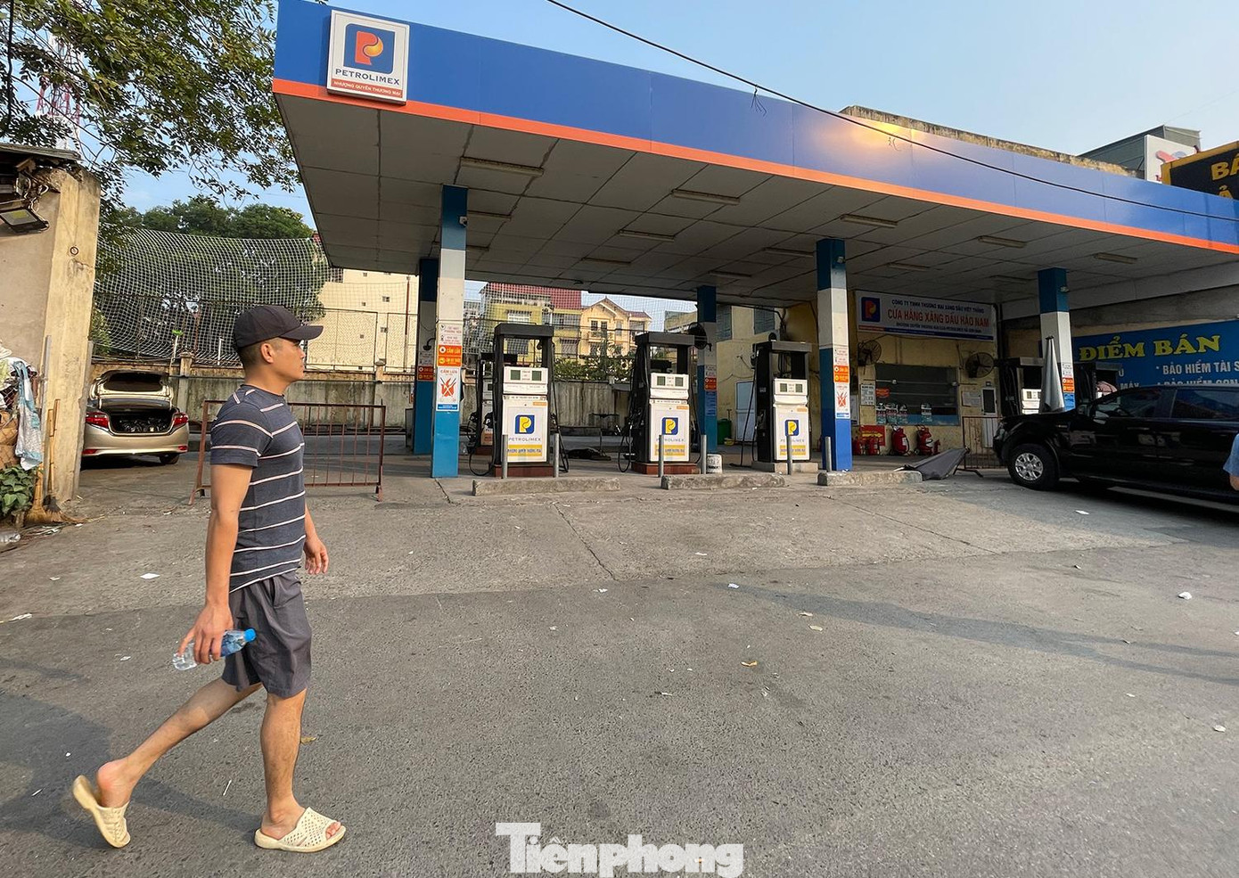 Ghi nhận của phóng viên trong ngày hôm nay, nhiều cây xăng treo biển, dán thông báo hết xăng và vắng người bán hàng, tình trạng này diễn ra chủ yếu tại các cây xăng tư nhân. Nhiều người chạy khắp nơi mới tìm được chỗ đổ xăng