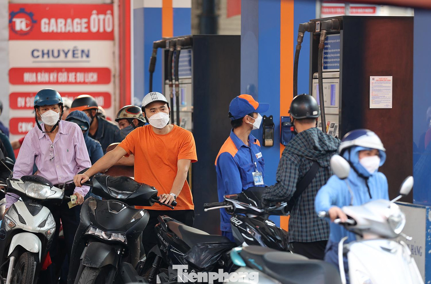 Sở Công Thương cho biết Hà Nội đang chịu sức ép lớn về nguồn cung khi phải phục vụ cả một số thị trường lân cận. Một số cây xăng nhập hàng từ thương nhân phân phối bị ảnh hưởng.