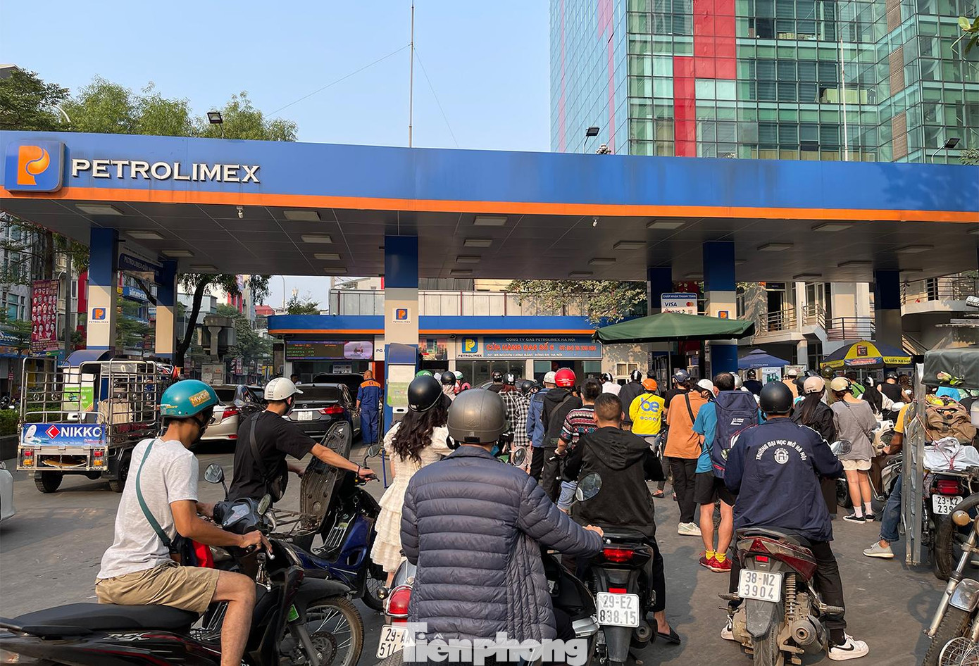 Dòng người xếp hàng chờ mua xăng tại cây xăng Petrolimex 185 nguyễn Lương Bằng - Hà Nội chiều ngày 6/11.