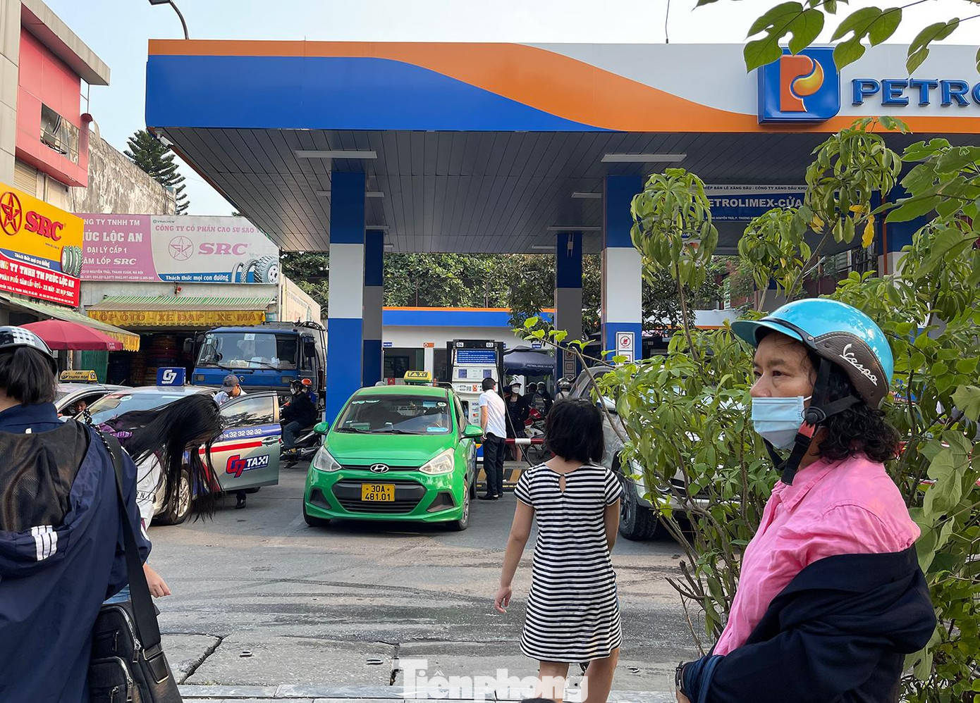 “Đi đổ xăng tại cây xăng Petrolimex gần nhà bị giới hạn lượt mua từ 30.000 - 50.000 đồng chứ không thể đổ được đầy bình, còn những cây xăng khác thì đóng cửa” một người đứng chờ 20 phút đợi người nhà vào mua xăng cho biết