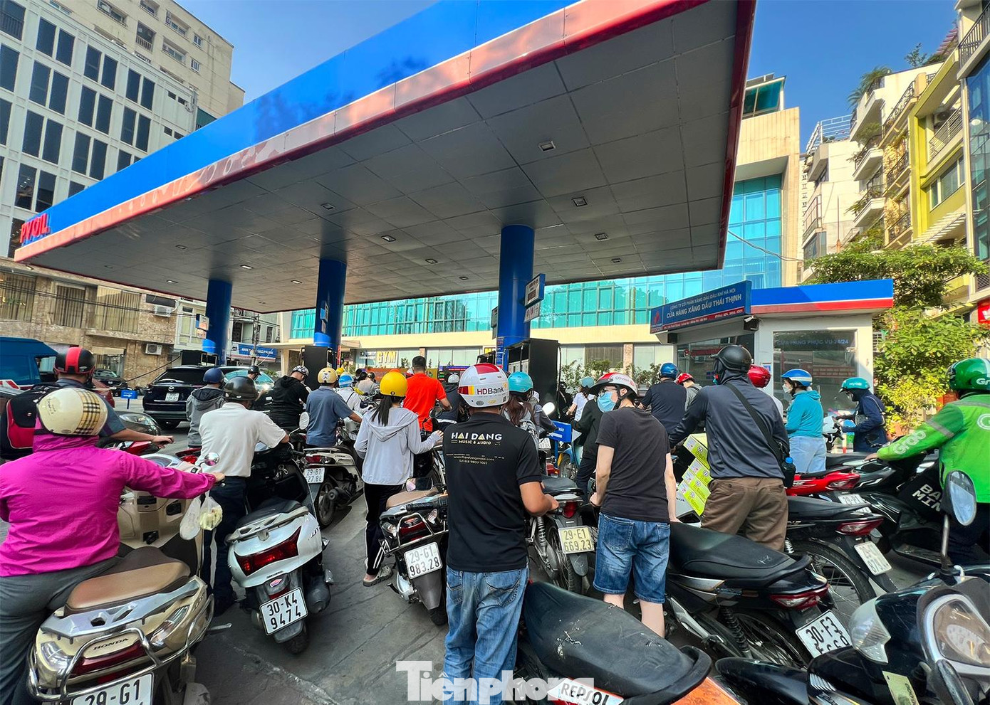 Tại cây xăng Thái Thịnh, dòng người đến xếp hàng mua xăng rất đông vào ngày nghỉ cuối tuần