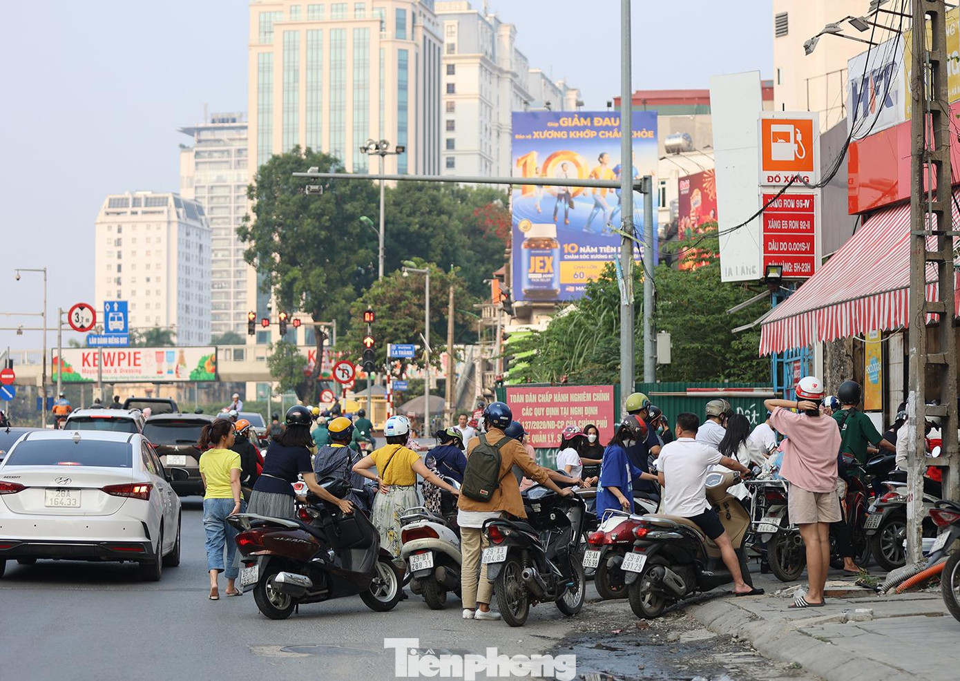 Dòng người xếp hàng dài ra giữa đường chờ để đổ xăng tại cây xăng số 1A Láng Hạ - Ba Đình