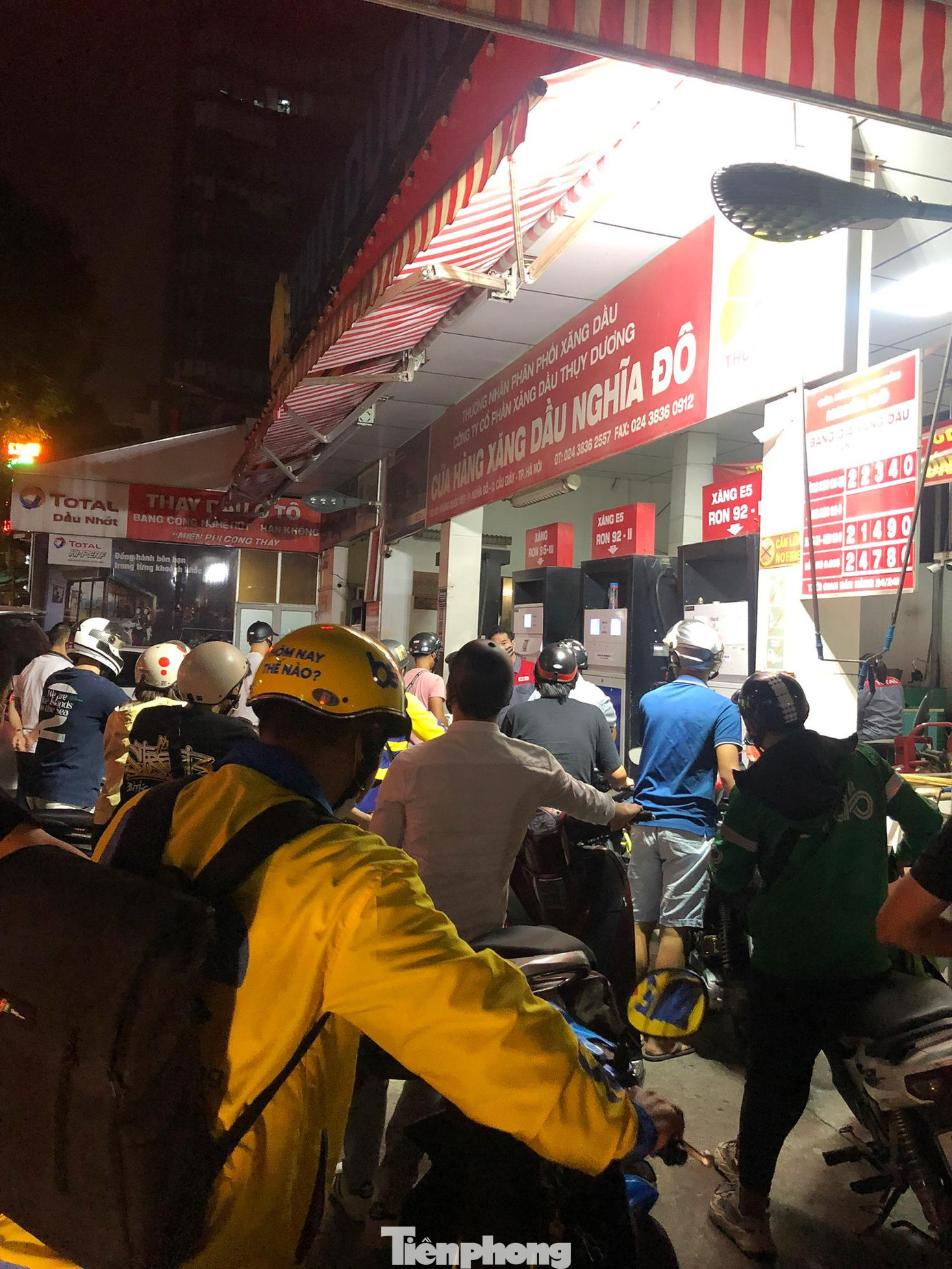 Cơ quan chức năng khuyến cáo, người dân không nên mua tích trữ, mua đủ nhu cầu sử dụng và chia sẻ khó khăn với các doanh nghiệp kinh doanh xăng dầu. Trong ảnh: Người dân xếp hàng mua xăng vào tối ngày 5/11 tại cửa hàng xăng dầu Nghĩa Đô,quận Cầu Giấy,Hà Nội