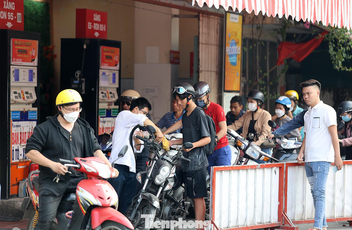 Dòng người xếp hàng dài ra giữa đường chờ để đổ xăng tại cây xăng số 1A Láng Hạ - Ba Đình