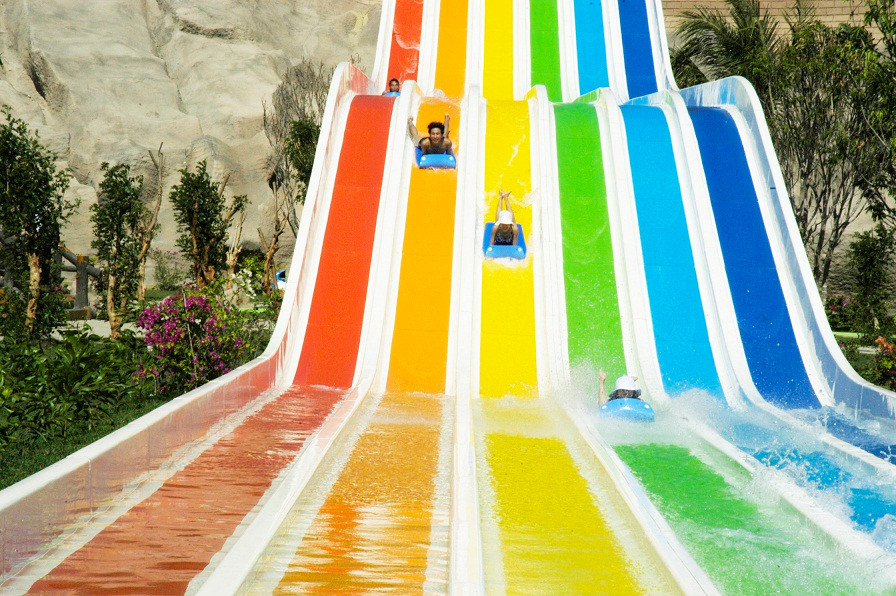 Công viên nước ngọt trên bãi biển đầu tiên và duy nhất tại Việt Nam; rộng 6.000m2 với nhiều trò chơi cảm giác mạnh lý thú