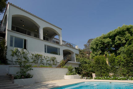 Bể bơi nằm bên ngoài biệt thự