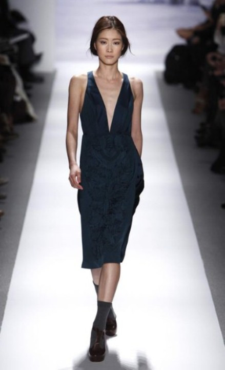 Xu hướng tối giản hoàn hảo với kiểu cổ xẻ sâu trong thiết kế Thu Đông 2011 của Tibi.