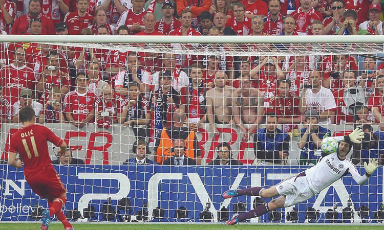 Olic gặp hạn trước Petr Cech