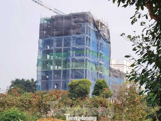 Dù chỉ được cấp phép xây nhà trên khu đất ở nhưng chủ đầu tư công trình tại thôn Đồi Vua (xã Sơn Đông, thị xã Sơn Tây, Hà Nội) ngang nhiên xây thêm công trình có quy mô "khủng" cao đến 9 tầng trên đất trồng cây lâu năm.