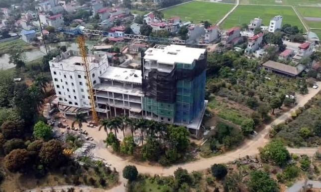 Trong năm 2022, UBND TP Hà Nội kiểm tra thi hành pháp luật về xử lý vi phạm hành chính lĩnh vực TTXD đối với UBND 5 quận, huyện, thị xã: Thanh Xuân, Tây Hồ, Nam Từ Liêm, Bắc Từ Liêm, Sơn Tây. Trong ảnh: Dù chỉ được cấp phép xây nhà trên khu đất ở nhưng chủ đầu tư công trình tại thôn Đồi Vua (xã Sơn Đông, thị xã Sơn Tây, Hà Nội) ngang nhiên xây thêm công trình có quy mô "khủng" cao đến 9 tầng trên đất trồng cây lâu năm.