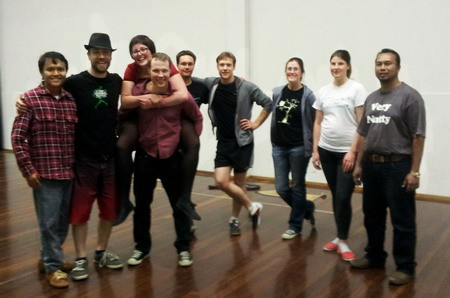 Nguyễn Tiến Vũ (ngoài cùng bên trái) cùng các sinh viên quốc tế