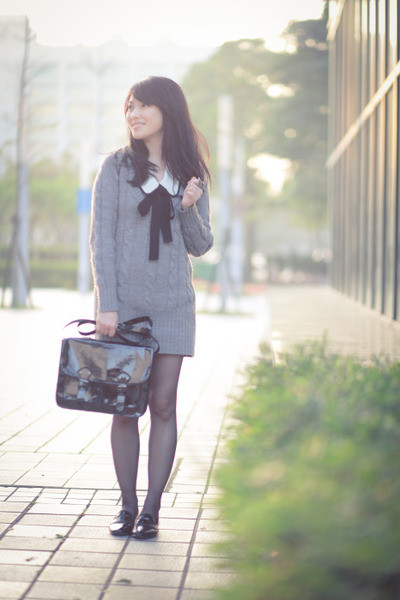 Chân váy chữ A, chân váy xếp ly mang đến một vẻ đẹp nữ tính dễ thương. Phần nơ buộc trên cổ áo hay váy là chi tiết thường thấy trong phong cách thời trang của các cô nàng nữ sinh. Blazer là item đại diện cho phong cách nữ sinh Châu Âu. Diện quần short với áo sơ mi trong ngày đi chơi cùng bạn bè.