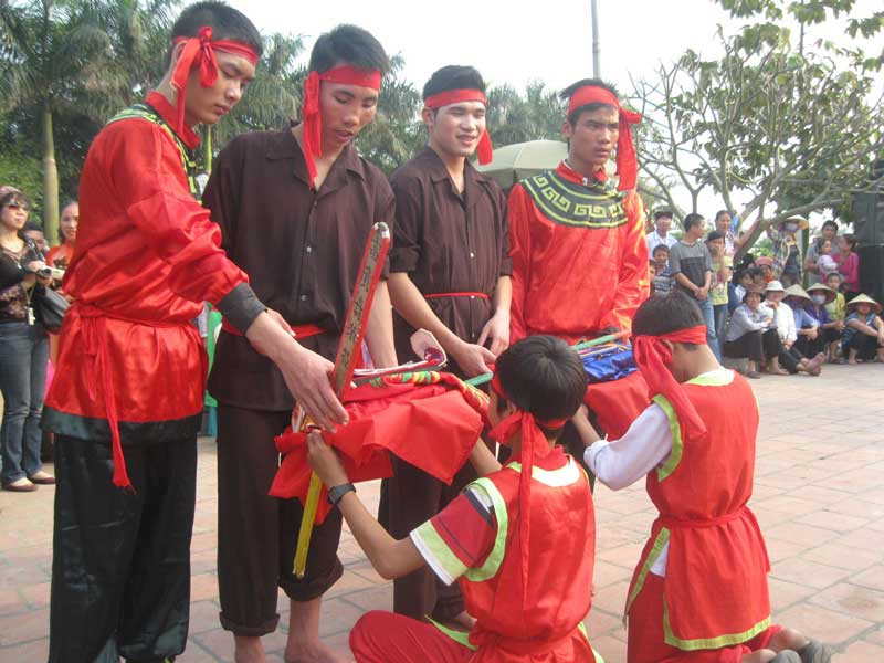 Người thắng cuộc được Mẫu bà ban thưởng và chọn làm rể quý