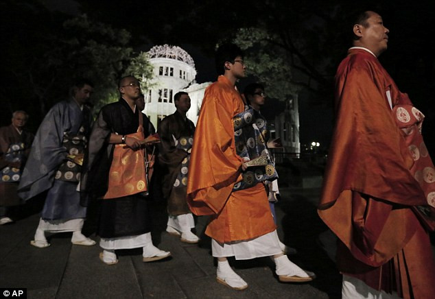 Các vị sư thầy tới tưởng niệm . Các vị sư thầy tới tưởng niệm