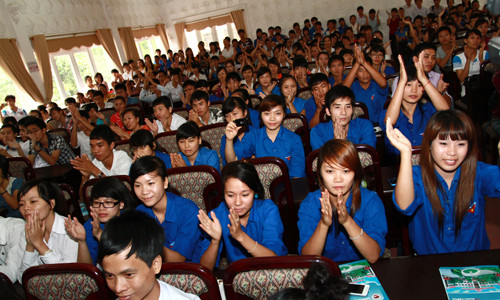 Không khí chương trình giao lưu còn trở nên sôi nổi hơn với những tiết mục văn nghệ do sinh viên ĐH Sư Phạm Hà Nội 2 thể hiện, ca sĩ Thủy Đặng