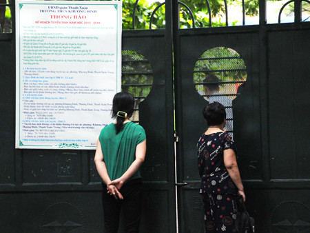 Theo bước chân con vào tận phòng thi