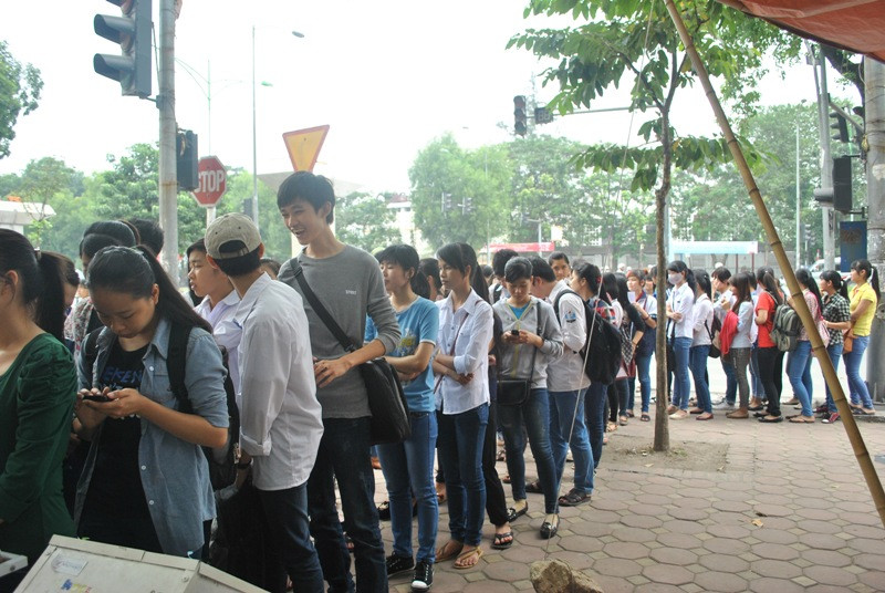 Sinh viên đọc phiếu tìm hiểu về cơm chay trước khi mua cơm