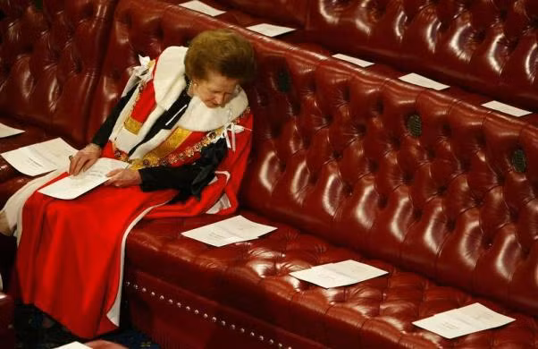 Bà Thatcher ngồi chờ nữ hoàng Elizabeth có bài phát biểu trước Thượng Viện Anh hôm 13/11/2002