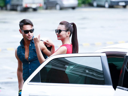 Thanh Hằng và Adam Williams được đưa tới bằng siêu xe màu trắng. Cả hai đều rất 'ngầu'