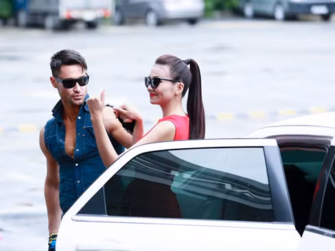 Thanh Hằng và Adam Williams được đưa tới bằng siêu xe màu trắng. Cả hai đều rất 'ngầu'