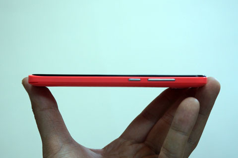 Rìa phải với nút nguồn đặt ở dưới, bên trên là nút tăng giảm âm lượng