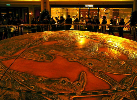 Đây là “cây Thịnh vượng” trưng bày bên trong sòng bạc Wynn. Bạn thử đoán xem điều gì sẽ xảy ra tiếp theo?