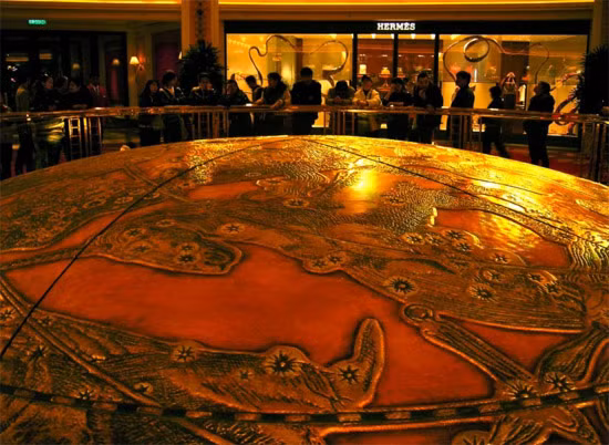 Đây là “cây Thịnh vượng” trưng bày bên trong sòng bạc Wynn. Bạn thử đoán xem điều gì sẽ xảy ra tiếp theo?