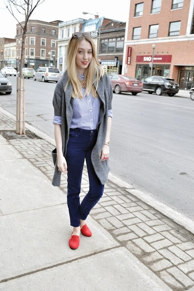 Áo sơ mi kẻ đang là xu hướng được nhiều bạn gái yêu thích. Set đồ jean kết hợp với sơ mi kẻ là lựa chọn hoàn hảo cho những cô nàng năng động. Mix quần jeans với áo sơ mi họa tiết vừa giúp bạn giữ được vẻ ngọt ngào, duyên dáng những cũng rất khỏe khoắn và năng động.