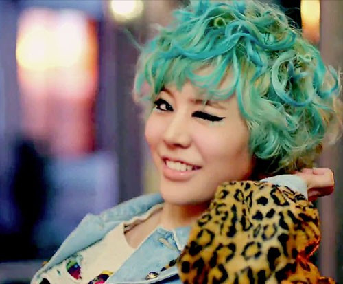 Dịu dàng với xanh nước biển Bí ẩn với ánh tím Phá cách với xanh lá cây Phong cách với mầu đồng Chút xoăn nghịch ngợm Tone hạt dẻ an toàn