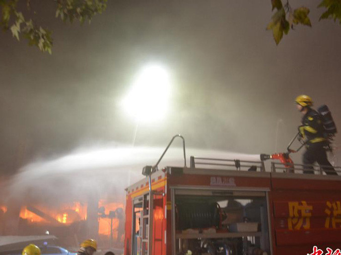 Lực lượng cứu hóa nhanh chóng dập tắt đám cháy