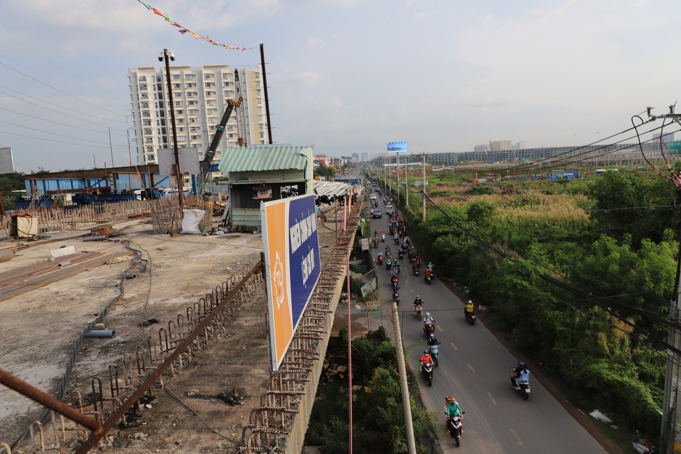 Công trình khởi công ngày 8/10/2016, đến tháng 3/2019 phải tạm dừng thi công vì không có mặt bằng để tiếp tục triển khai. Đến cuối tháng 3/2023, UBND TP.Thủ Đức đã bàn giao mặt bằng cho chủ đầu tư để tiếp tục thi công dự án.