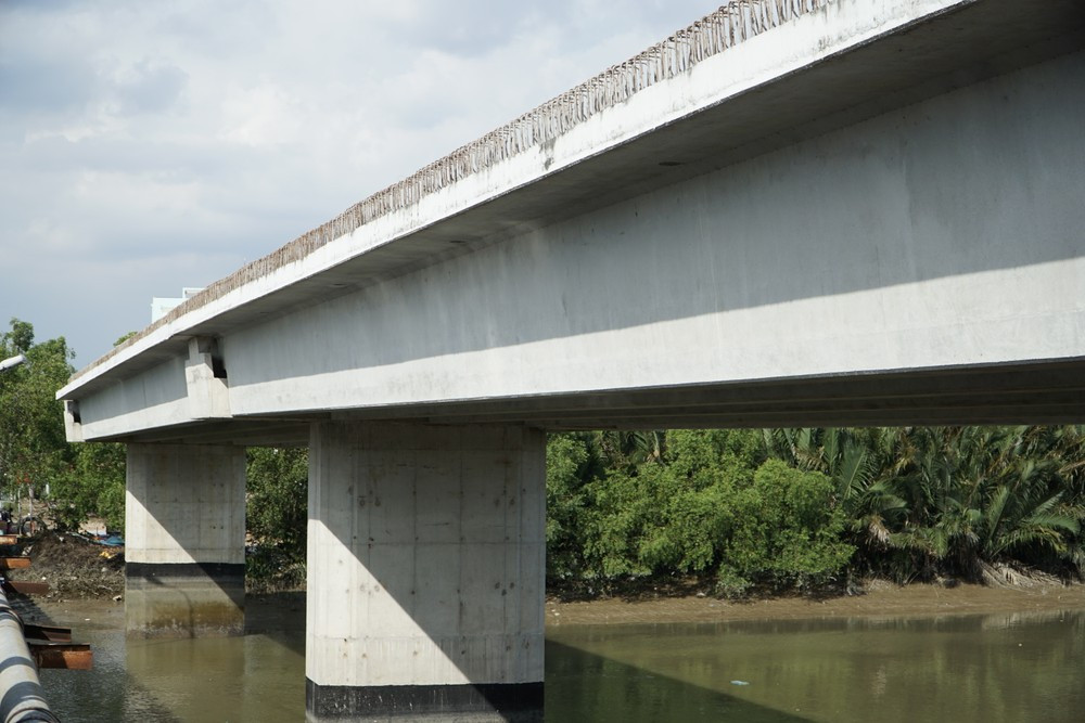 Công trình được khởi công từ năm 2020, nhưng phải dừng thi công vì vướng công tác giải phóng mặt bằng (GPMB) và bố trí tái định cư. Do phát sinh chi phí GPMB, dự án đã được điều chỉnh tăng tổng mức đầu tư từ gần 398 tỷ đồng lên 748 tỷ đồng, trong đó chi phí bồi thường, GPMB và di dời hạ tầng kỹ thuật từ 166 tỷ đồng lên 515 tỷ đồng.