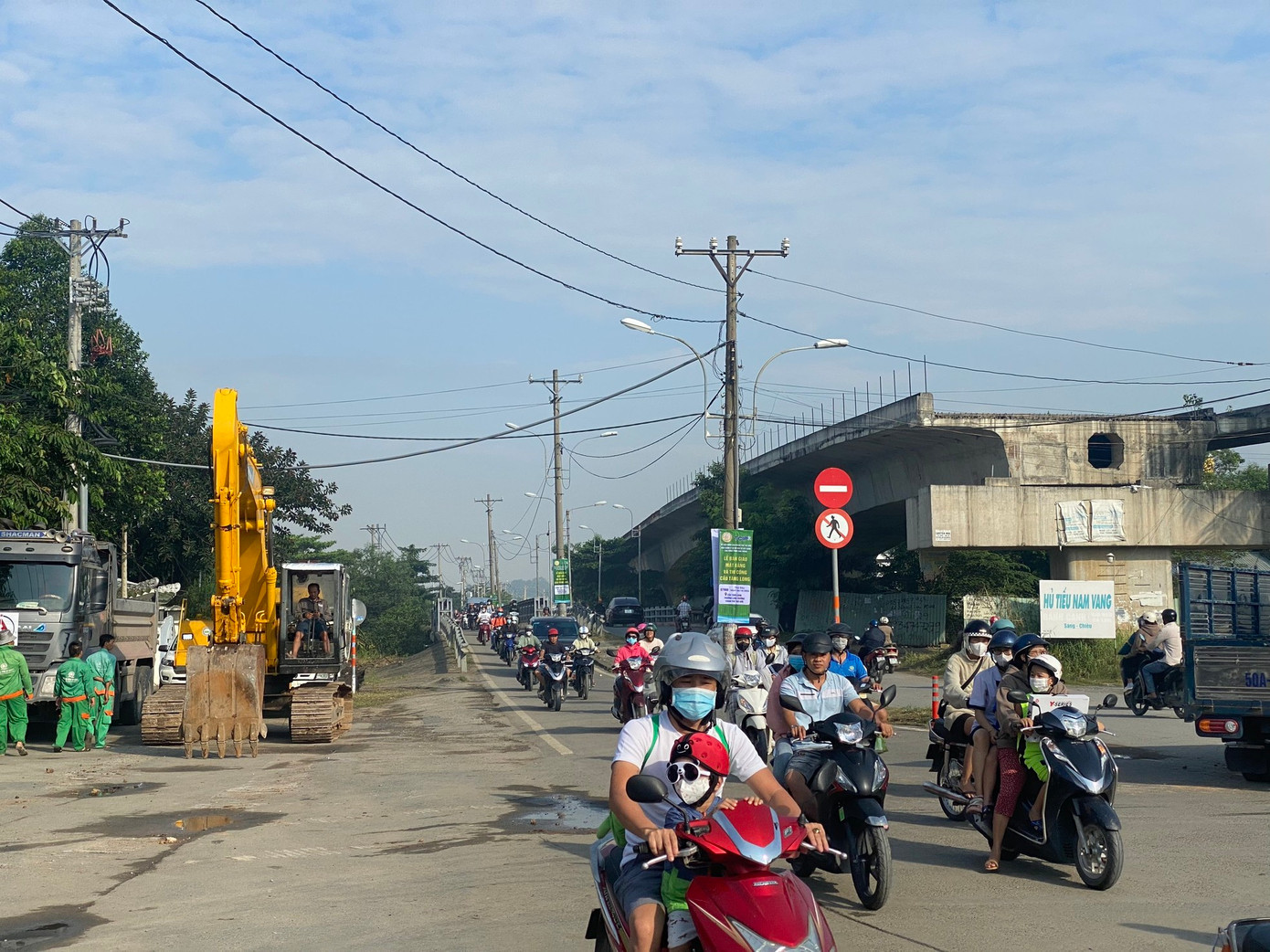 Ông Lương Minh Phúc - Giám đốc Ban Giao thông TPHCM cho biết, sẽ phấn đấu hoàn thành nhánh cầu trái Tăng Long vào ngày 31/3/2024 và hoàn thành nhánh cầu phải cùng toàn bộ công trình, thông xe phục vụ người dân thành phố vào dịp 30/4/2025.