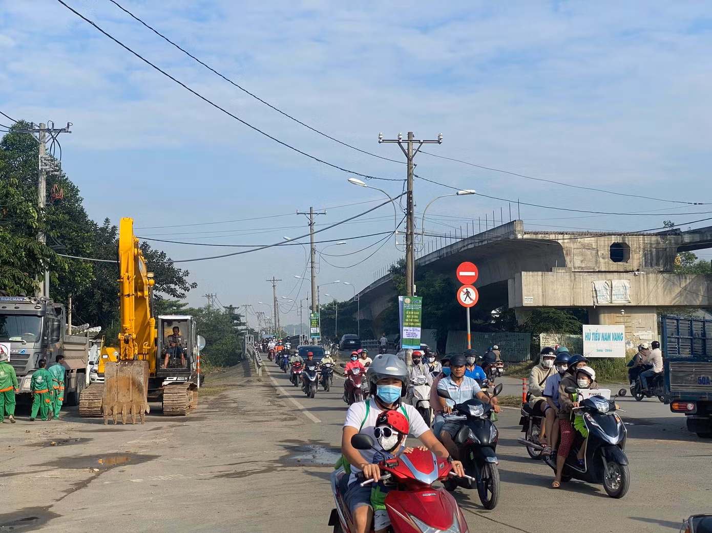 Ông Lương Minh Phúc - Giám đốc Ban Giao thông TPHCM cho biết, sẽ phấn đấu hoàn thành nhánh cầu trái Tăng Long vào ngày 31/3/2024 và hoàn thành nhánh cầu phải cùng toàn bộ công trình, thông xe phục vụ người dân thành phố vào dịp 30/4/2025.