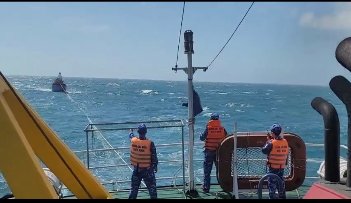 Đến 16h ngày 30/12 tàu Cảnh sát biển 6008 đã lai kéo tàu KH-91656 về đến đảo Phú Quý. Ảnh: Bộ Tư lệnh Vùng Cảnh sát biển 3 Đến 16h ngày 30/12 tàu Cảnh sát biển 6008 đã lai kéo tàu KH-91656 về đến đảo Phú Quý. Ảnh: Bộ Tư lệnh Vùng Cảnh sát biển 3