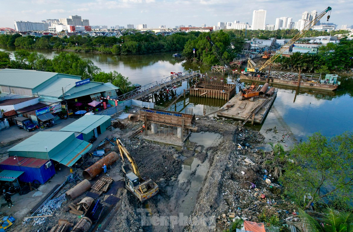 Dự án xây dựng cầu Rạch Đỉa mới để thay thế cầu sắt cũ (kết nối huyện Nhà Bè với quận 7) được phê duyệt cách đây hơn 20 năm. Tuy nhiên, do vấn đề mặt bằng và chuẩn bị nguồn vốn, đến tháng 7 năm nay công trình này mới được khởi công với tổng mức đầu tư gần 513 tỷ đồng từ vốn ngân sách. Ảnh: Duy Anh