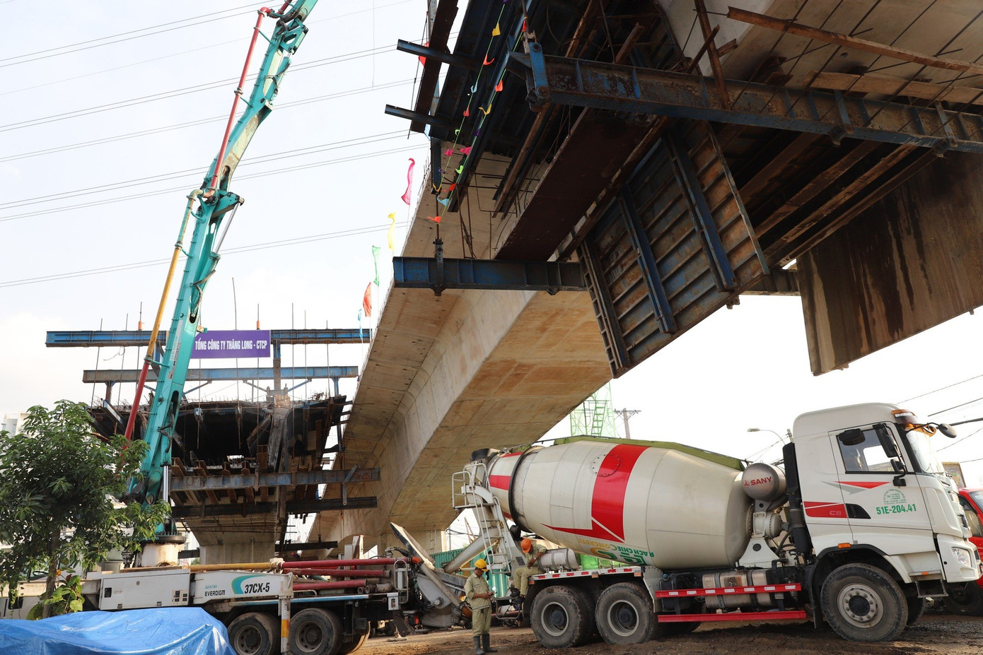 Cuối tháng 10/2023, sau 6 tháng được bàn giao mặt bằng để tiếp tục thi công, cầu Nam Lý đã được hợp long nhịp chính đơn nguyên đầu tiên.
