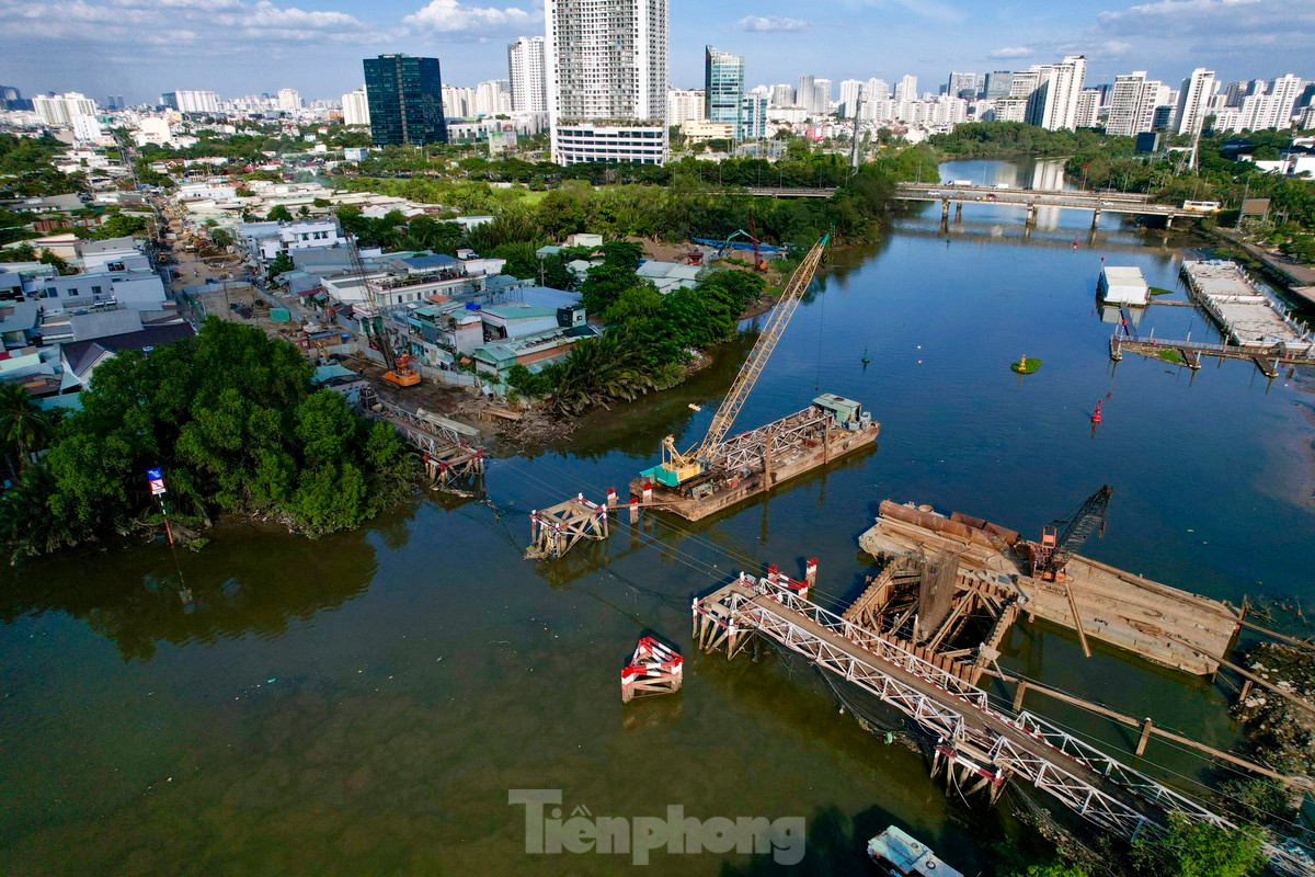 Tháng 12 năm nay, cầu sắt cũ ở đây đã được tháo dỡ. Ảnh: Duy Anh